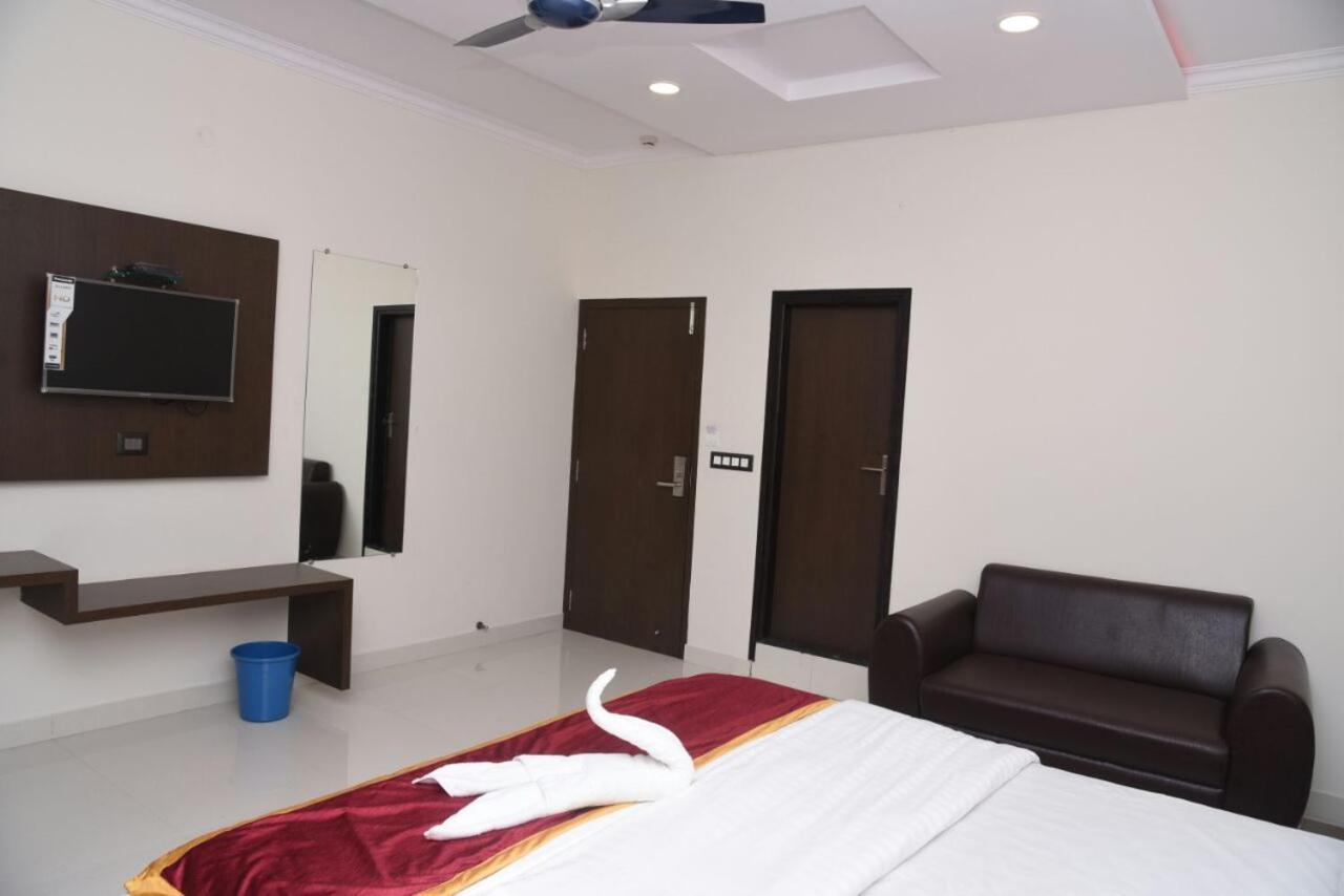 Hotel Grand Kubera Чикмагалур Экстерьер фото