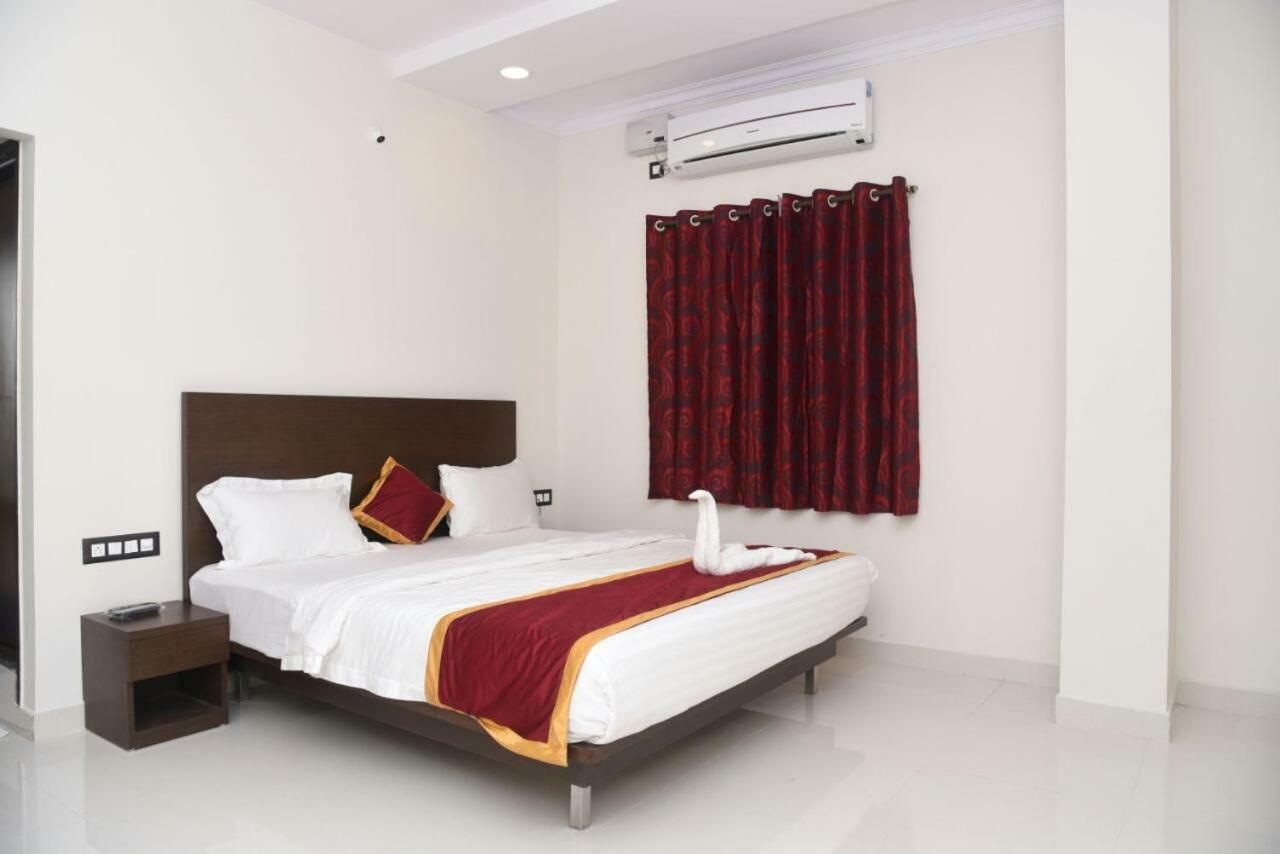 Hotel Grand Kubera Чикмагалур Экстерьер фото