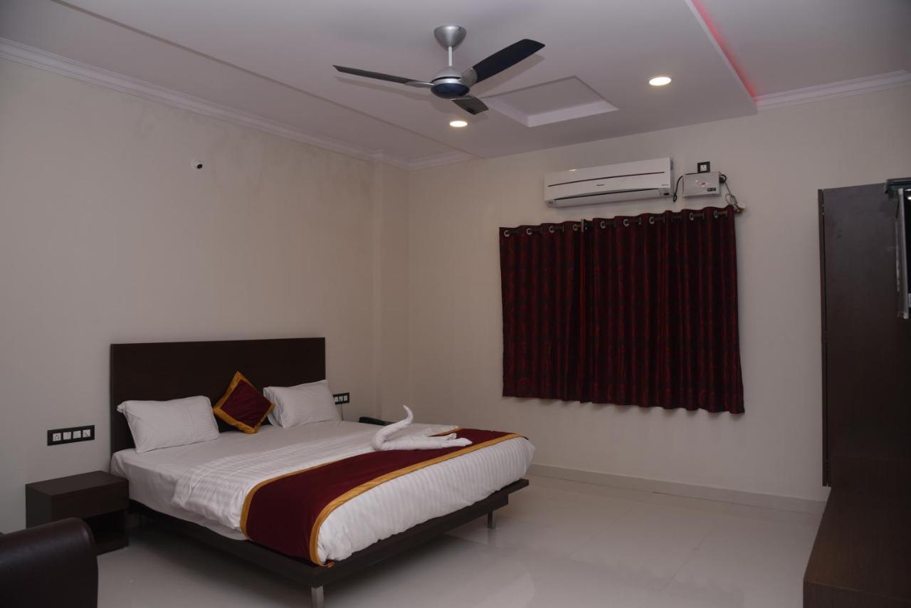 Hotel Grand Kubera Чикмагалур Экстерьер фото