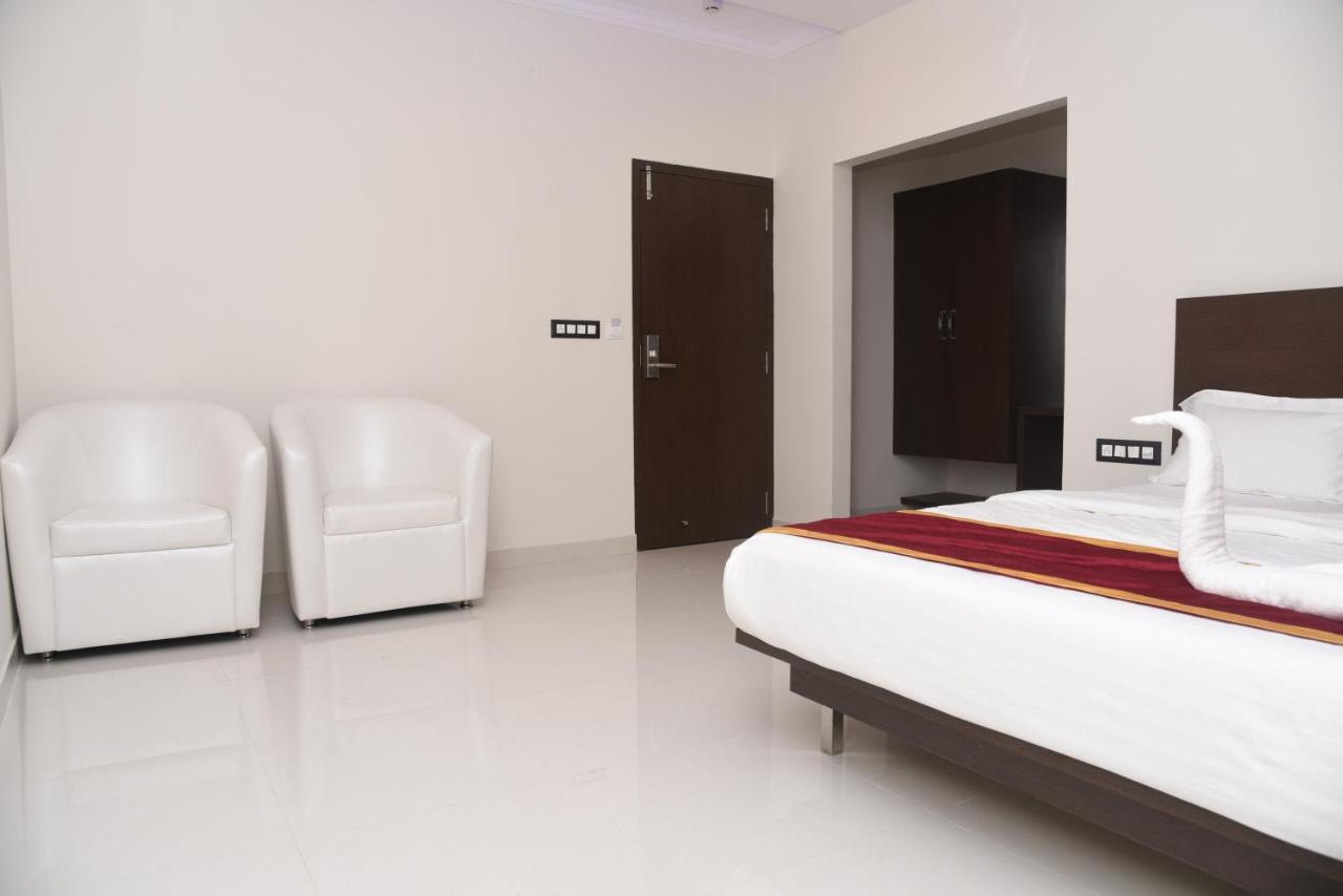 Hotel Grand Kubera Чикмагалур Экстерьер фото